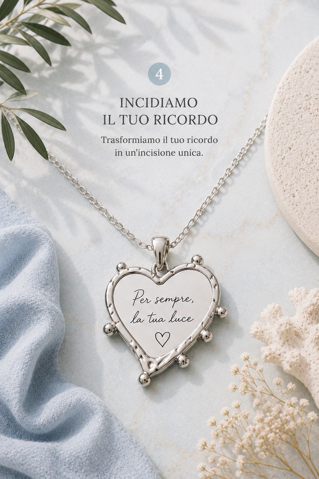Dettaglio del ciondolo a cuore argentato con la dedica incisa Per sempre, la tua luce