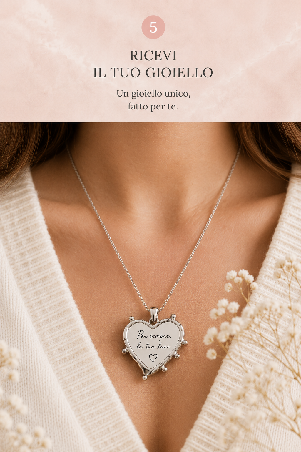 Collana argentata indossata con ciondolo a cuore inciso Per sempre, la tua luce