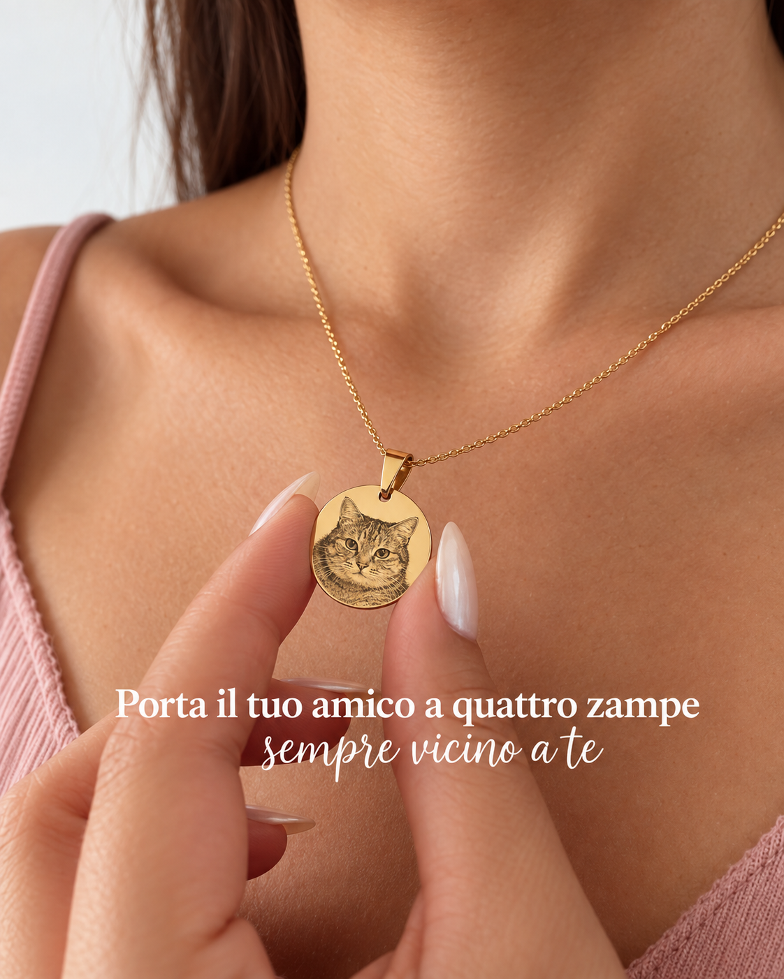 Ragazza che tiene il ciondolo inciso con il gatto e scritta Porta il tuo amico a quattro zampe sempre vicino a te