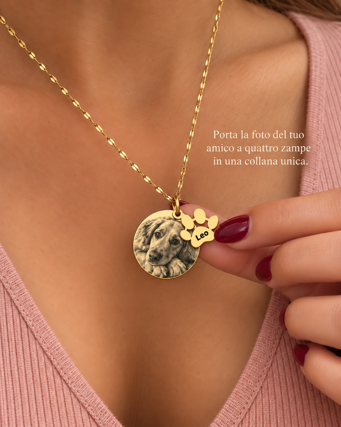 Collana indossata con ritratto inciso di Leo e charm a zampa con il nome